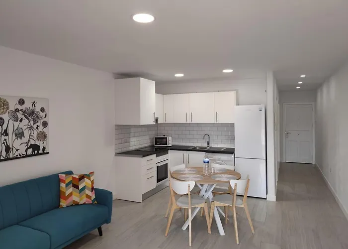 Comfortable Cristianos. Free Wifi. * ארונה