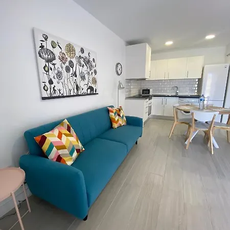 Comfortable Cristianos. Free Wifi.